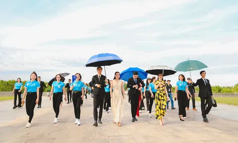 Đoàn Hoa hậu Doanh nhân Biển 2023 dâng hương tượng đài Mẹ Thứ trong ngày đầu đến TP. Tam Kỳ