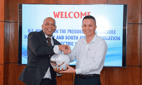 Bộ trưởng Bộ Điện lực Nam Phi đến thăm và làm việc tại Công ty Cổ phần Vina Electric hi vọng sẽ có thể sớm kết nối hợp tác