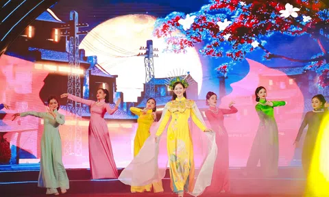 Hoa hậu Mai Anh khoe nhan sắc xinh đẹp, dự đêm chung kết Hoa hậu Doanh nhân Biển 2023