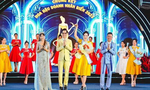 Á hậu Nguyễn Thị Hằng cùng Danh ca Ngọc Sơn trao giải cho các thí sinh trong đêm chung kết Hoa hậu Doanh nhân Biển 2023