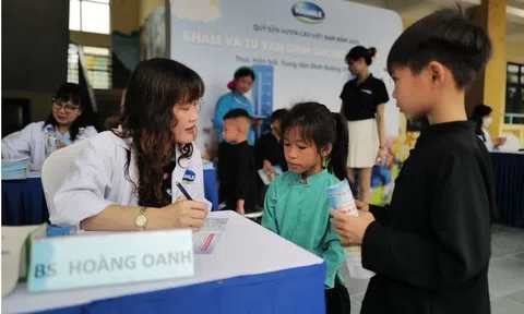 Quỹ Sữa Vươn cao Việt Nam năm thứ 16 đã hoàn thành việc trao tặng gần 400.000 hộp sữa đến cho hơn 4.000 trẻ em