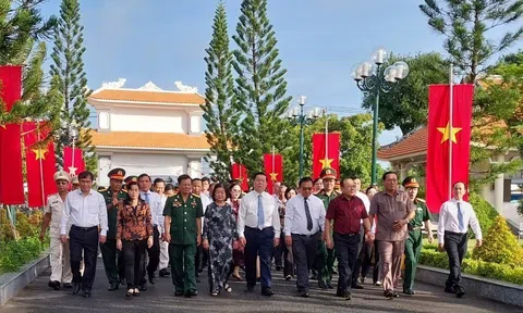 Bí thư Trung ương Đảng, Trưởng ban Tuyên giáo Trung ương Nguyễn Trọng Nghĩa dâng hương tại nghĩa trang liệt sĩ Gò Công