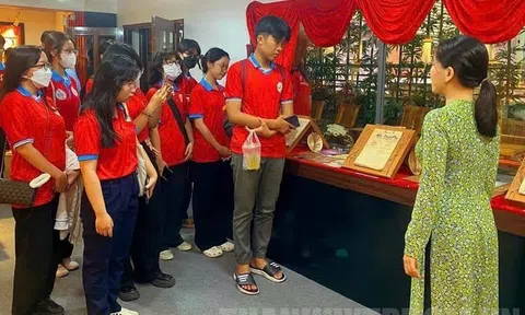 Đưa vở cải lương "Câu hò đất mẹ" đến với học sinh, sinh viên