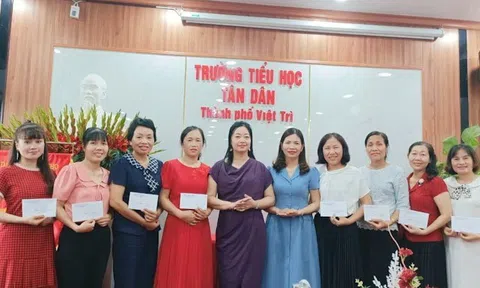 Trường tiểu học Tân Dân (Việt Trì) trao thưởng giáo viên có học sinh đỗ vào trường THCS Văn Lang năm học 2023 - 2024