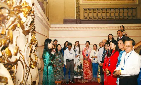 Tham quan Di tích kiến trúc nghệ thuật cấp Quốc gia trụ sở HĐND và UBND TP HCM