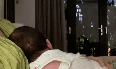 Minh Hằng hiếm hoi khoe cận quý tử đầu lòng, vẫn giữ 1 nguyên tắc "bất di bất dịch"