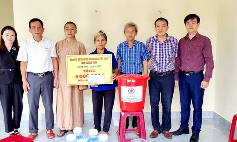 Ban Dân vận Tỉnh ủy Quảng Bình phối hợp với Ban Trị sự Giáo hội Phật giáo Việt Nam tỉnh tặng quà hỗ trợ các hộ nghèo có hoàn cảnh khó khăn