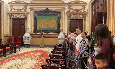 Di tích kiến trúc nghệ thuật cấp quốc gia trụ sở HĐND, UBND TP tiếp tục mở cửa cho du khách tham quan trong hai ngày 30/9 và 1/10