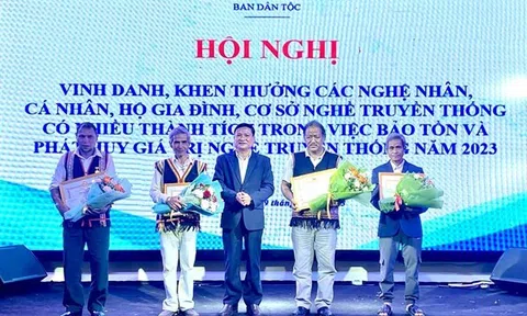 Kon Tum: Vinh danh các nghệ nhân có nhiều thành tích trong bảo tồn, phát huy các giá trị nghề truyền thống
