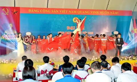 Chương trình Nghệ thuật "Âm Vang Biển Dầu" chào mừng Đại hội Công đoàn Dầu khí Việt Nam lần thứ VII