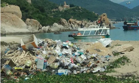 Ninh Thuận: Danh thắng quốc gia vịnh Vĩnh Hy đang bị “bức tử” bởi ô nhiễm rác thải