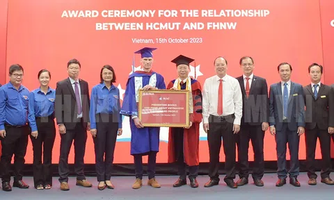 Trao tặng “Tủ sách Việt Nam” cho Trường Đại học Khoa học Ứng dụng và Nghệ thuật Tây Bắc Thụy Sĩ