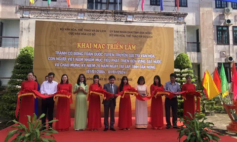 Triển lãm tranh cổ động tấm lớn về văn hóa, con người Việt Nam tại Đăk Nông