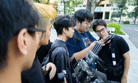 Hành trình định nghĩa chính mình qua thế giới nhiều màu sắc trong MV “Starry Night”