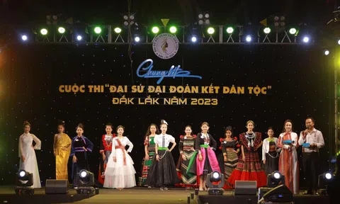 12 thí sinh đại sứ "Đại sứ Đại đoàn kết Dân tộc tỉnh Đắk Lắk" trình diễn bộ sưu tập của NTK Trung Beret