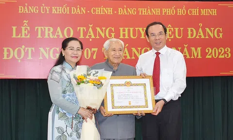 Đảng bộ Khối Dân - Chính - Đảng TP Hồ Chí Minh trao Huy hiệu Đảng cho 14 đảng viên