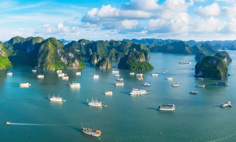 Vịnh Hạ Long được Condé Nast Traveler ca ngợi là một trong những điểm đến đẹp nhất thế giới