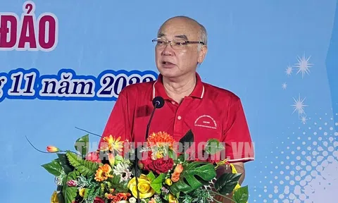 Văn nghệ sĩ TPHCM tặng quà cho gia đình chính sách, có hoàn cảnh khó khăn tại huyện Côn Đảo