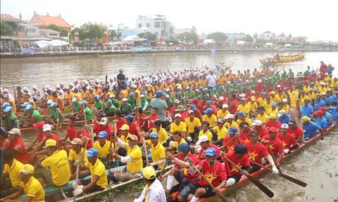 Giải đua ghe Ngo đồng bào Khmer mừng Lễ hội Ok Om Bok tại Trà Vinh, Sóc Trăng thu hút đông đảo người dân và du khách