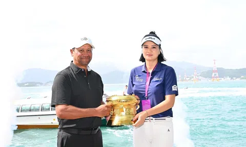 Hoa khôi bóng chuyền Kim Huệ, Miss Golf Thanh Tú rạng rỡ bên chiếc Cúp Vinpearl DIC Legends Vietnam 2023