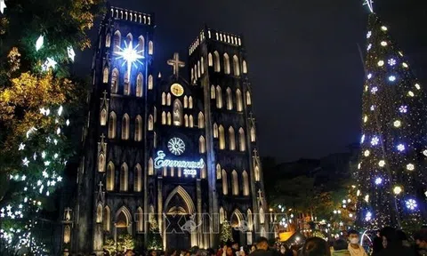 Hân hoan mừng đón Giáng sinh tại Hà Nội và TP Hồ Chí Minh không khí an lành, vui tươi và ấm áp