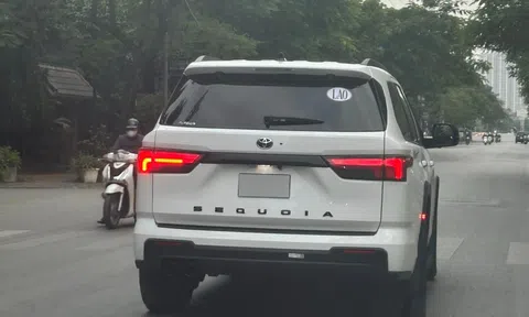 Mẫu SUV "khổng lồ" Toyota Sequoia 2023 bất ngờ xuất hiện trên đường phố Việt