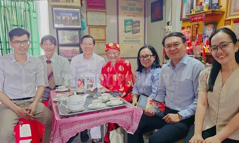 Chủ tịch UBND TPHCM Phan Văn Mãi thăm, chúc mừng năm mới Nhà nghiên cứu Nguyễn Đình Tư