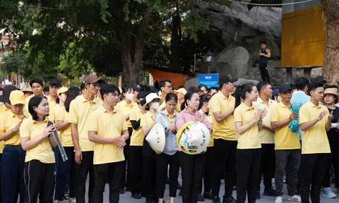 Hàng tấn rác được thu gom trong ngày đầu tiên phát động chiến dịch “Ngày Xanh núi Bà” diễn ra tại Khu du lịch quốc gia núi Bà Đen