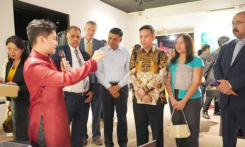 Trưng bày Nghề thủ công truyền thống và các tác phẩm mỹ thuật của họa sĩ Xèo Chu