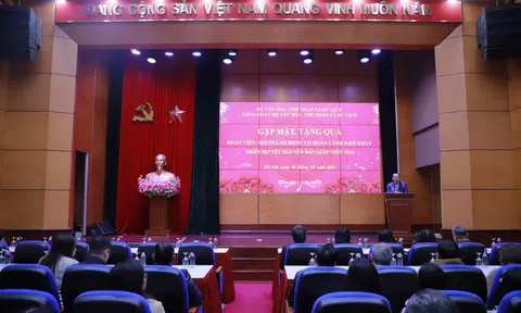 Công đoàn Bộ VHTTDL tặng quà cho đoàn viên người lao động có hoàn cảnh khó khăn