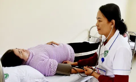 Y sĩ Trịnh Thị Hợp tấm gương tiêu biểu trong nỗ lực học tập, nâng cao chuyên môn, tận tụy với nghề của một cán bộ y tế tuyến cơ sở