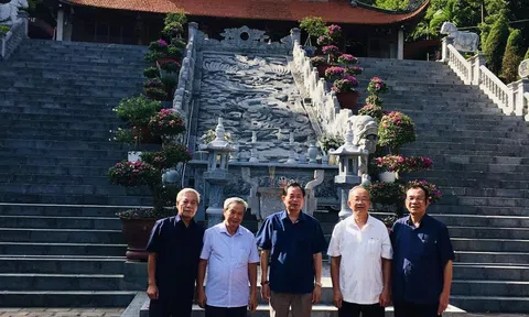Đầu năm đến thắp hương đền thờ nhà giáo Chu Văn An tại Phượng Hoàng Chí Linh, Hải Dương