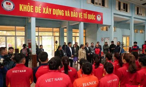Thứ trưởng Hoàng Đạo Cương thăm, động viên các đội tuyển chuẩn bị tham dự vòng loại Olympic Paris 2024