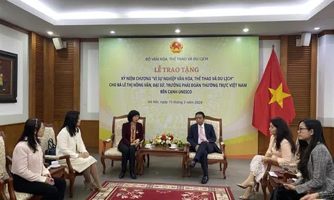 Trao Kỷ niệm chương Vì sự nghiệp văn hóa, thể thao và du lịch cho bà Lê Thị Hồng Vân