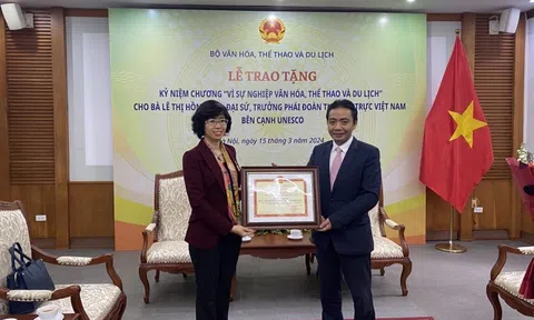 Trao Kỷ niệm chương Vì sự nghiệp văn hóa, thể thao và du lịch cho bà Lê Thị Hồng Vân