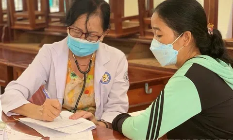 Khám bệnh, phát thuốc và tặng quà tại xã Mỹ An, huyện Tháp Mười, tỉnh Đồng Tháp