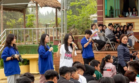 Học sinh THPT trên thành phố Hà Nội và 5 tấn “quà Tết muộn” cho trẻ em vùng cao: “Chúng em là sứ giả của hạnh phúc”