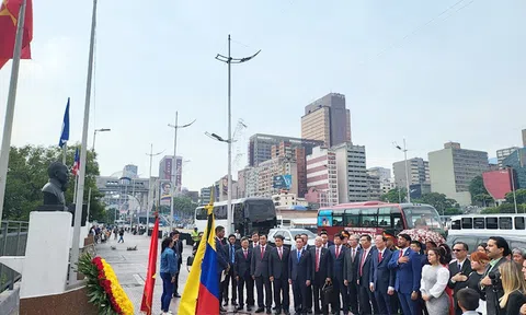 Đoàn đại biểu TPHCM dâng hoa tại Tượng đài Chủ tịch Hồ Chí Minh ở Venezuela