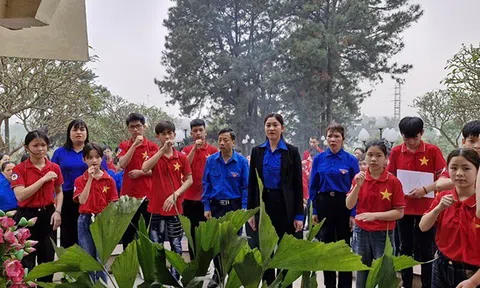 Trung tâm Bảo trợ trẻ em mồ côi tàn tật Việt Trì (Phú Thọ): Dâng hương, tưởng niệm các Anh hùng liệt sĩ