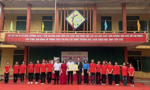 Công đoàn Khối Di sản - Văn hóa cơ sở triển khai chương trình “Gieo mầm tri thức” và tặng quà cho học sinh có hoàn cảnh khó khăn