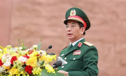 Dâng hương tưởng niệm các Vua Hùng, khánh thành bức phù điêu "Bác Hồ nói chuyện với Đại đoàn quân Tiên Phong"