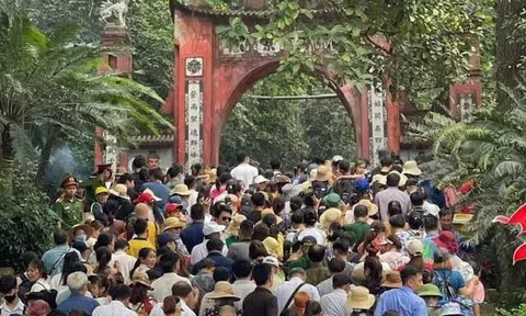 Hàng trăm ngàn người dân và du khách thập phương đã về với Đền Hùng để hành hương, chiêm bái