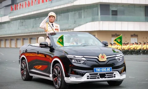 VinFast VF 8 mui trần xuất hiện tại Lễ kỷ niệm 50 năm Ngày truyền thống lực lượng Cảnh sát cơ động