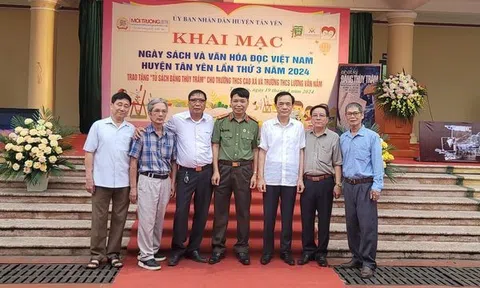 Ngày sách và văn hóa đọc Việt Nam năm 2024: Trao tặng hai "Tủ sách Đặng Thuỳ Trâm" tại huyện Tân Yên (Bắc Giang)