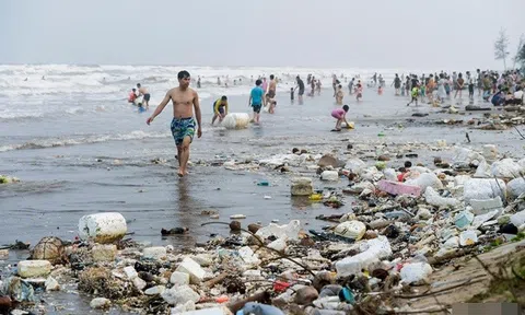 Hàng nghìn du khách "tắm chung với rác" ở biển Nam Định, Đồ Sơn Hải Phòng