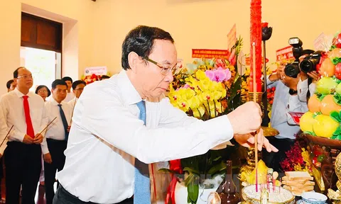 Đoàn đại biểu TPHCM dâng hoa, dâng hương tưởng nhớ Chủ tịch Hồ Chí Minh và Chủ tịch Tôn Đức Thắng