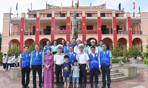 Đoàn công tác số 12 TPHCM dâng hương, dâng hoa tưởng nhớ Chủ tịch Hồ Chí Minh và Chủ tịch Tôn Đức Thắng