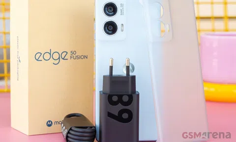 Mở hộp Motorola Edge 50 Fusion: Thiết kế mặt lưng da cao cấp, trang bị khủng ngang kèo Galaxy S24