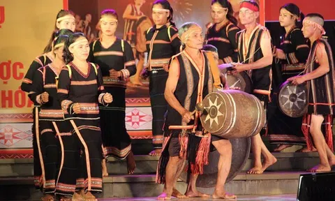 Phát huy vai trò của người có uy tín trong việc tuyên truyền, phổ biến pháp luật và bài trừ hủ tục lạc hậu