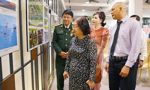 Khai mạc triển lãm và ra mắt sách ảnh “70 năm Chiến thắng Điện Biên Phủ: Vang mãi bản hùng ca”